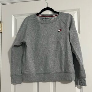 Tommy Hilfiger sports women’s crewneck